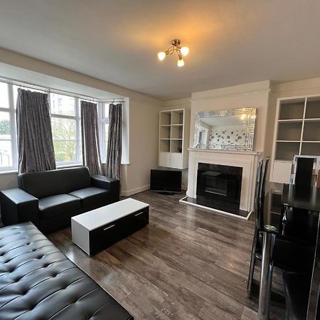 Bright And Spacious 2 Bedroom Apartment Sutton  Extérieur photo