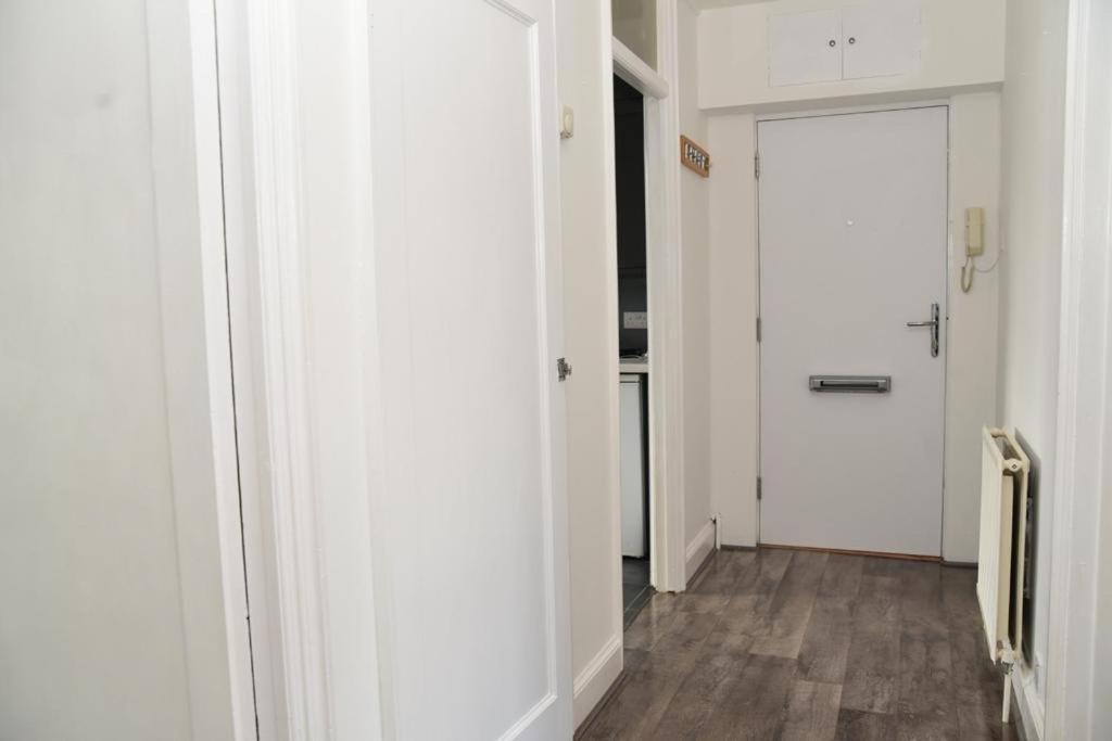 Bright And Spacious 2 Bedroom Apartment Sutton  Extérieur photo