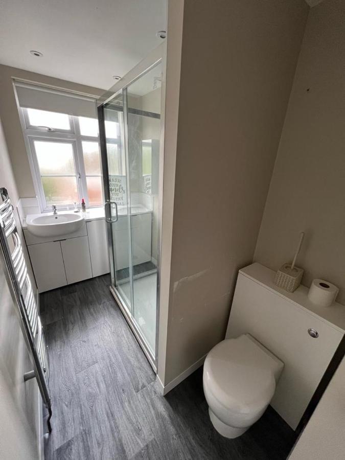 Bright And Spacious 2 Bedroom Apartment Sutton  Extérieur photo